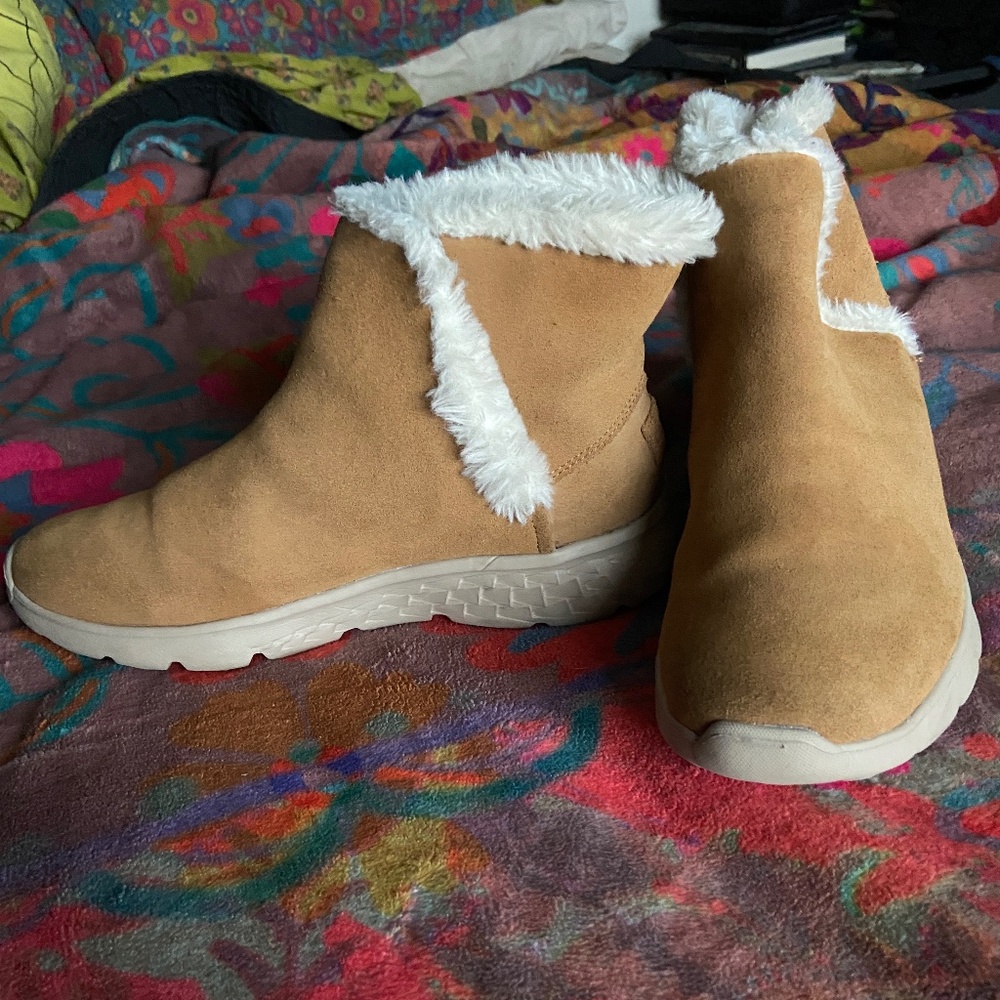 Skechers YogaMat Insole Pull-On Ankle Boots Tan Suede Faux Fur Lined Size 9 Ski